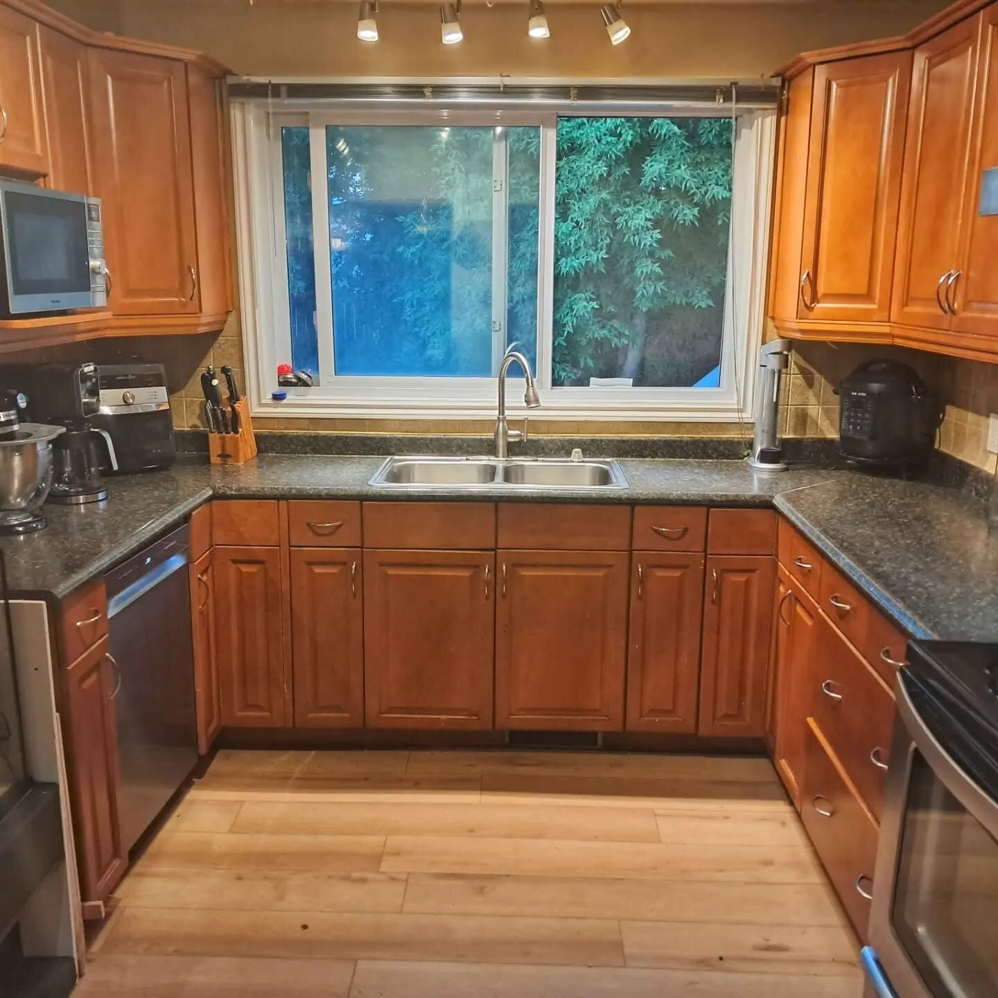 Detailed kitchen after South Side Shine cleaning